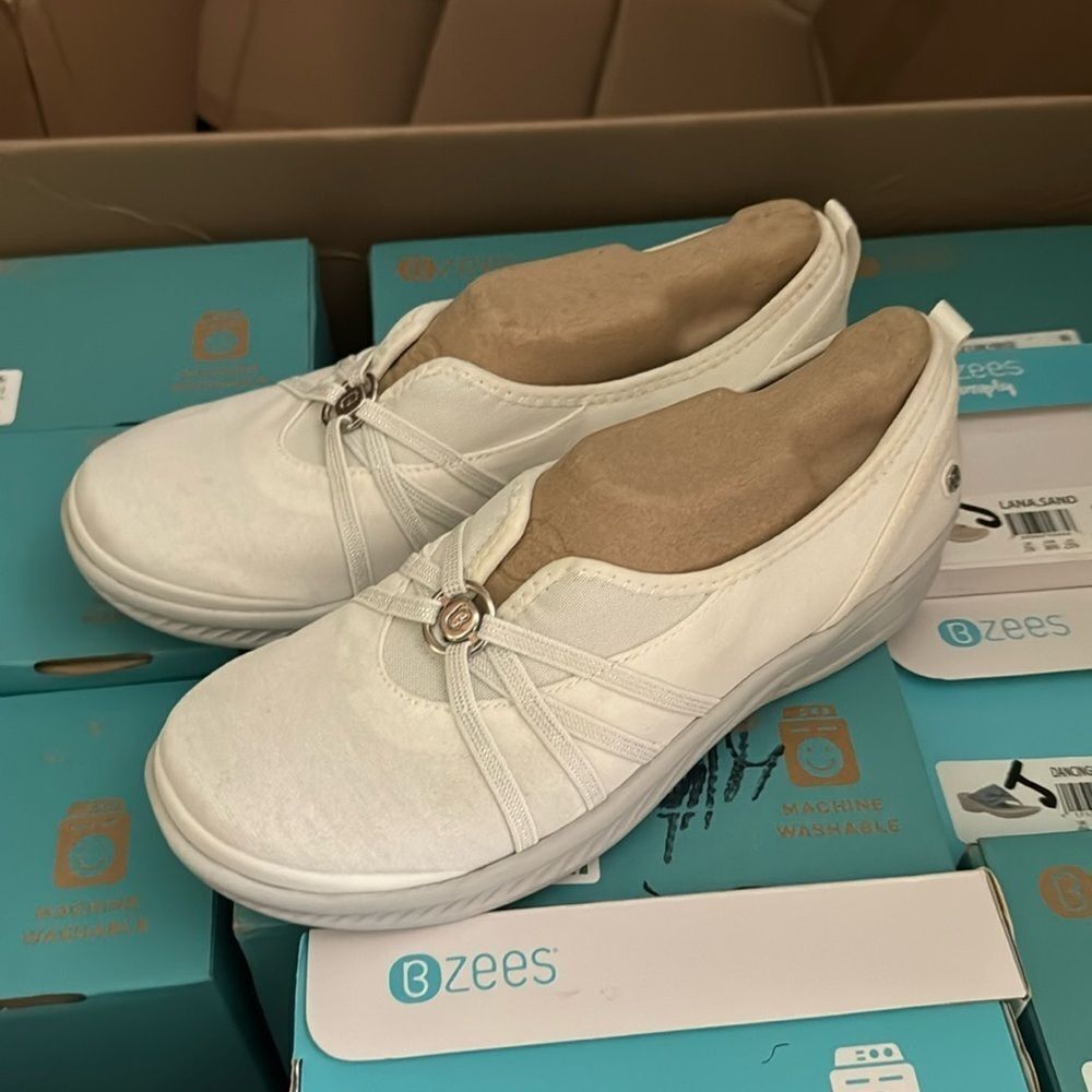 Bzees Women's Niche Slip On - Picture 6 of 7